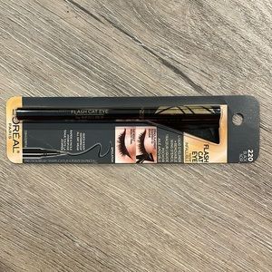 L’ORÉAL liquid eyeliner with stencil